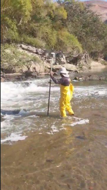 Técnico realizando medição batimétrica em rio
