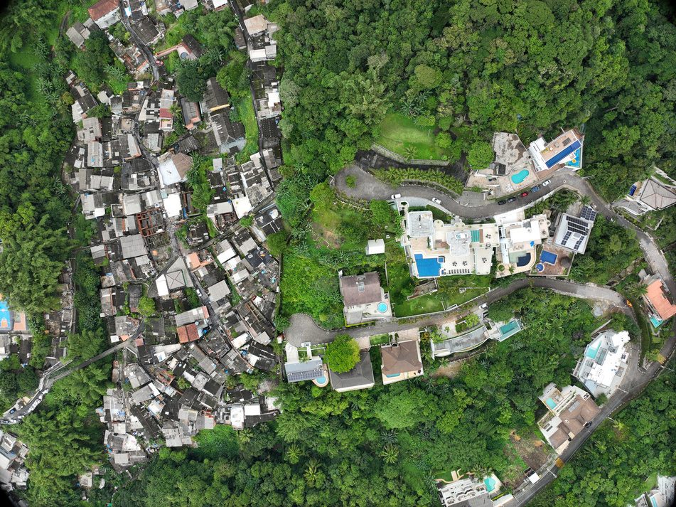 REURB em Santos — área de morro com ocupação densa