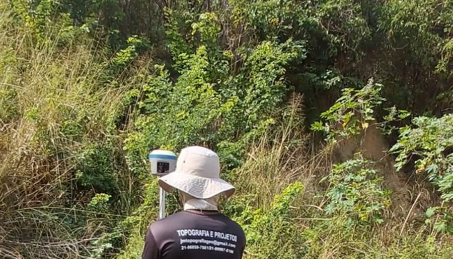 Engenheiro da JM em levantamento de campo em área rural