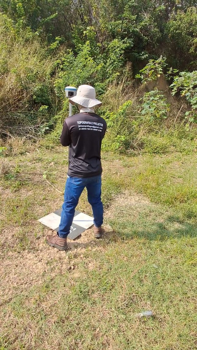Operador com GNSS em campo rural