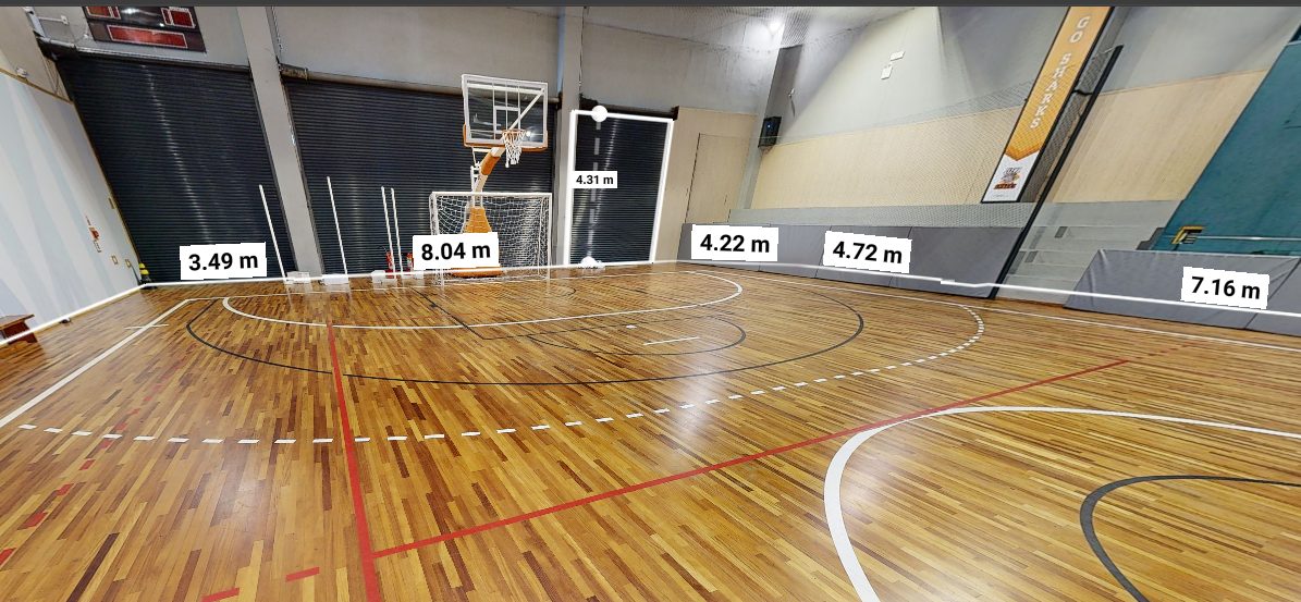 Quadra esportiva escaneada com medições no modelo