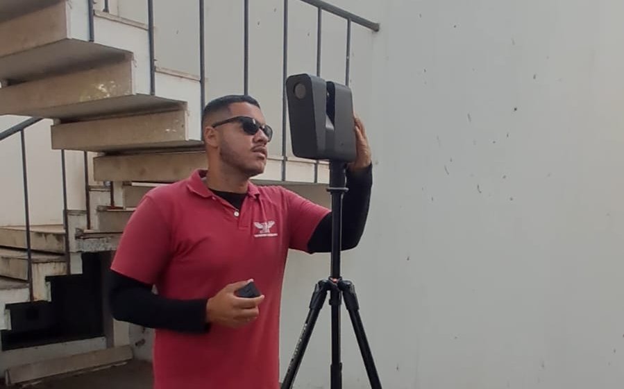 Laser scanner em operação para escaneamento 3D com Matterport