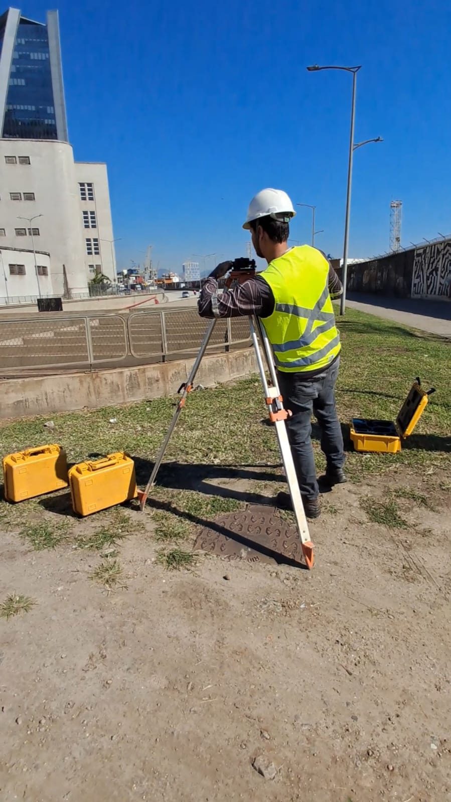 Topógrafo da JM com estação total em levantamento urbano