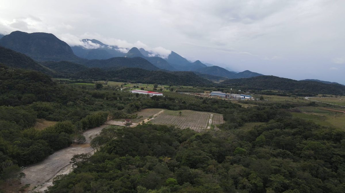 Vista aérea de gleba em área de expansão urbana